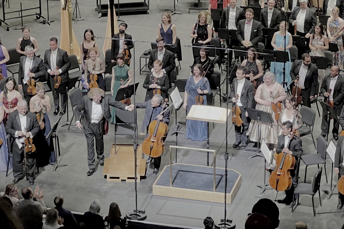 Yo-Yo Ma and Stéphane Denève take a curtain call after the Elgar concerto Yo-Yo Ma and Stéphane Denève take a curtain call after the Elgar concerto